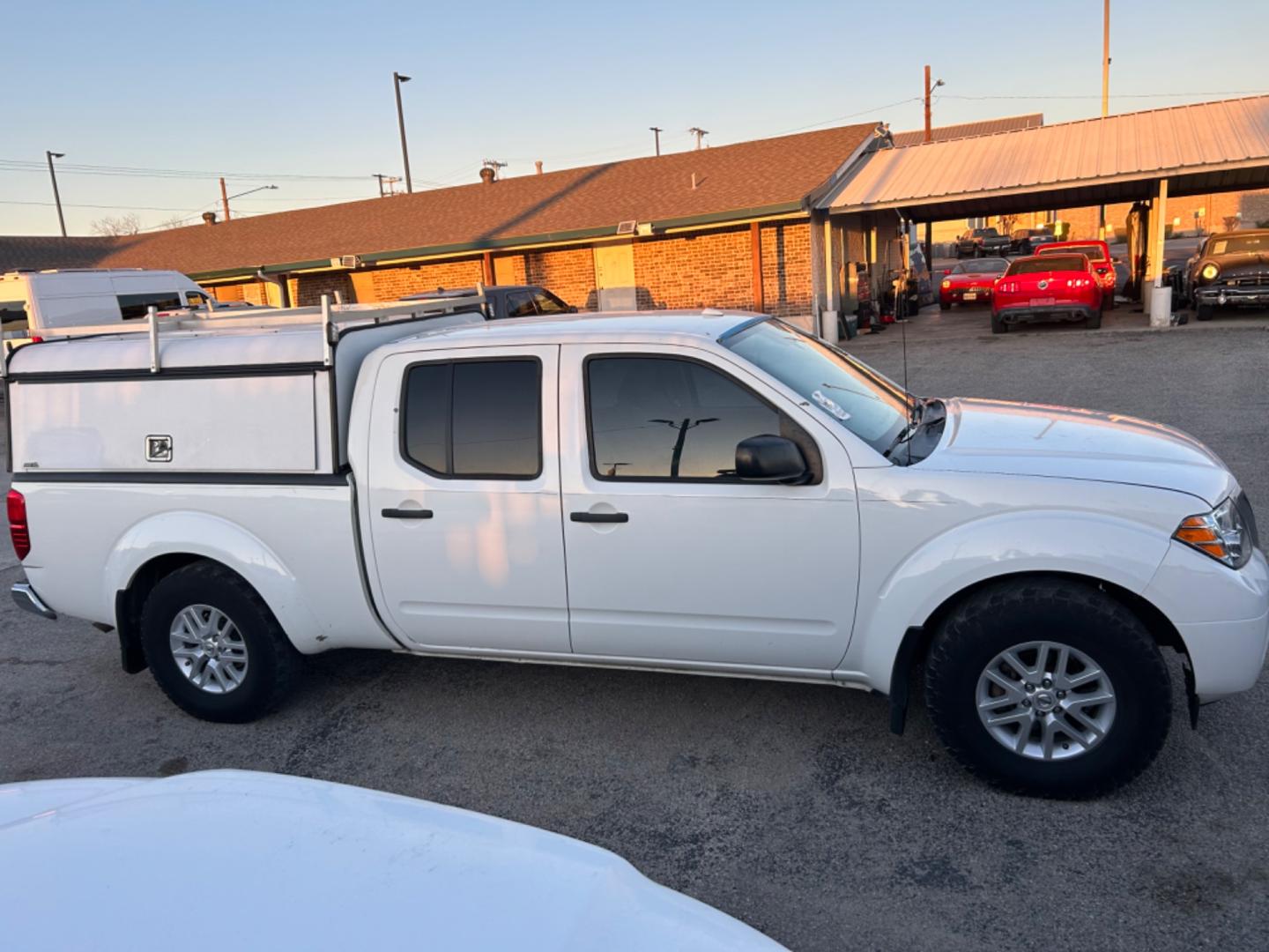 2018 White Nissan Frontier SV Crew Cab LWB 5AT 2WD (1N6AD0FR5JN) with an 4.0L V6 DOHC 24V engine, 5A transmission, located at 1687 Business 35 S, New Braunfels, TX, 78130, (830) 625-7159, 29.655487, -98.051491 - Photo#4